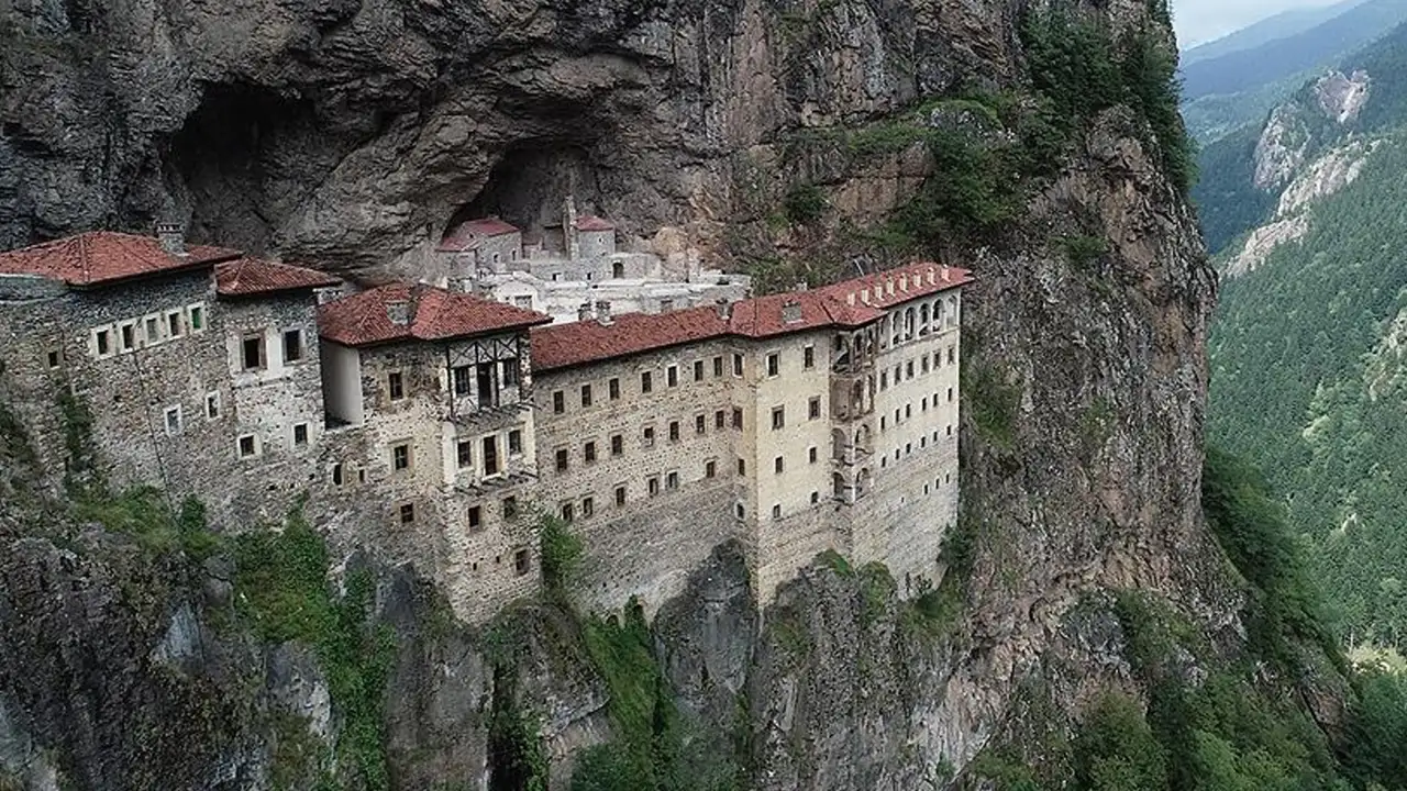 Sümela Manastırı bayramda ziyaretçi akınına uğradı! Türkiye genelinde ilk 10’a girdi