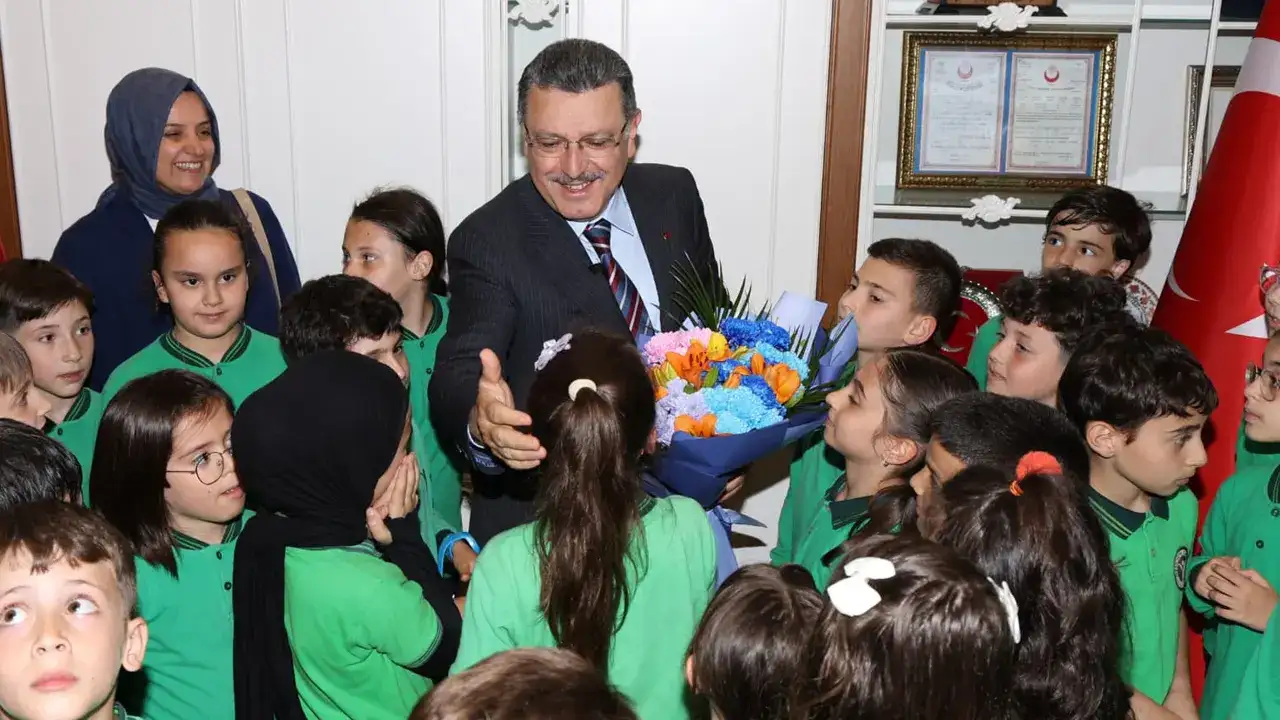 Başkan Genç’in minik misafirlerinden raylı sistem ve Trabzonspor soruları
