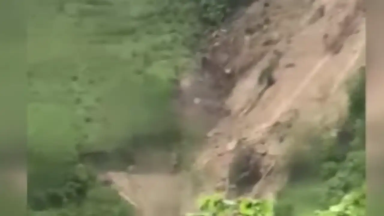Korkutan heyelan! Evler bir bir tahliye ediliyor