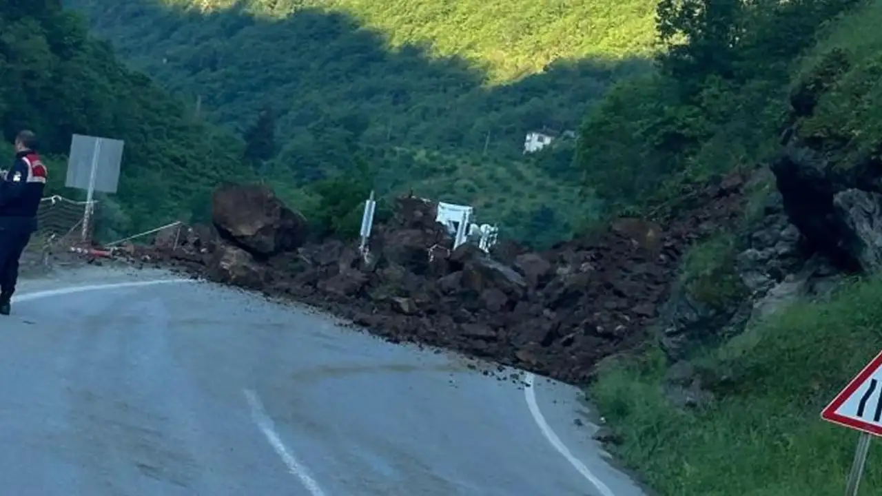 Trabzon-Bayburt Karayolu heyelan nedeniyle ulaşıma kapandı
