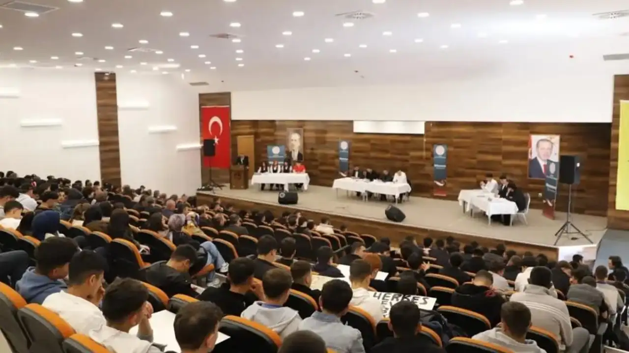 Bayburt’ta liseliler teknolojiyi münazarada tartıştı