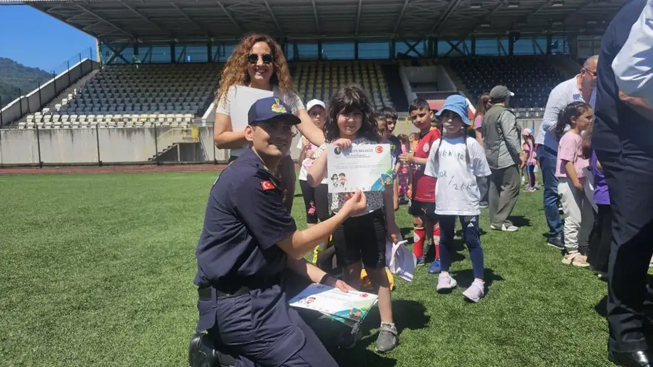 Artvin’de fair-play şöleni! Centilmen sporcular mavi kartla ödüllendirildi