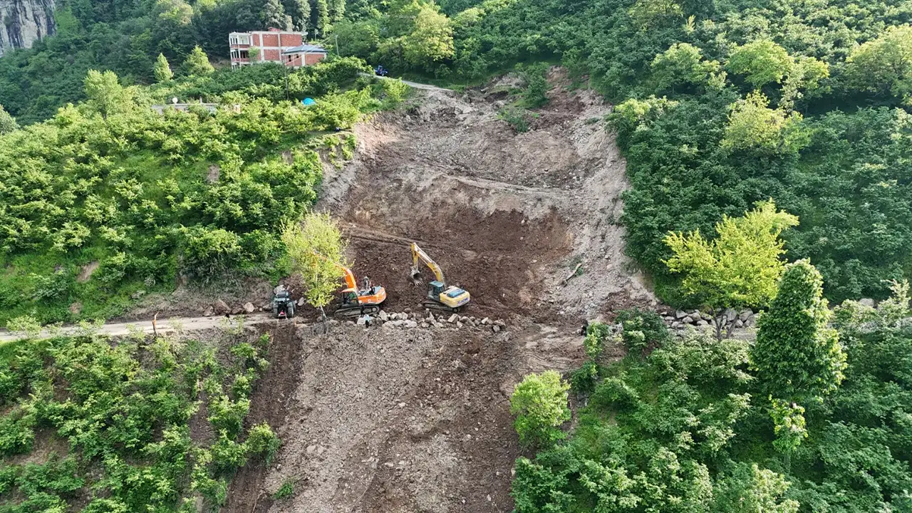 Ordu'da heyelan nedeniyle kapanan yol yeniden ulaşıma açıldı