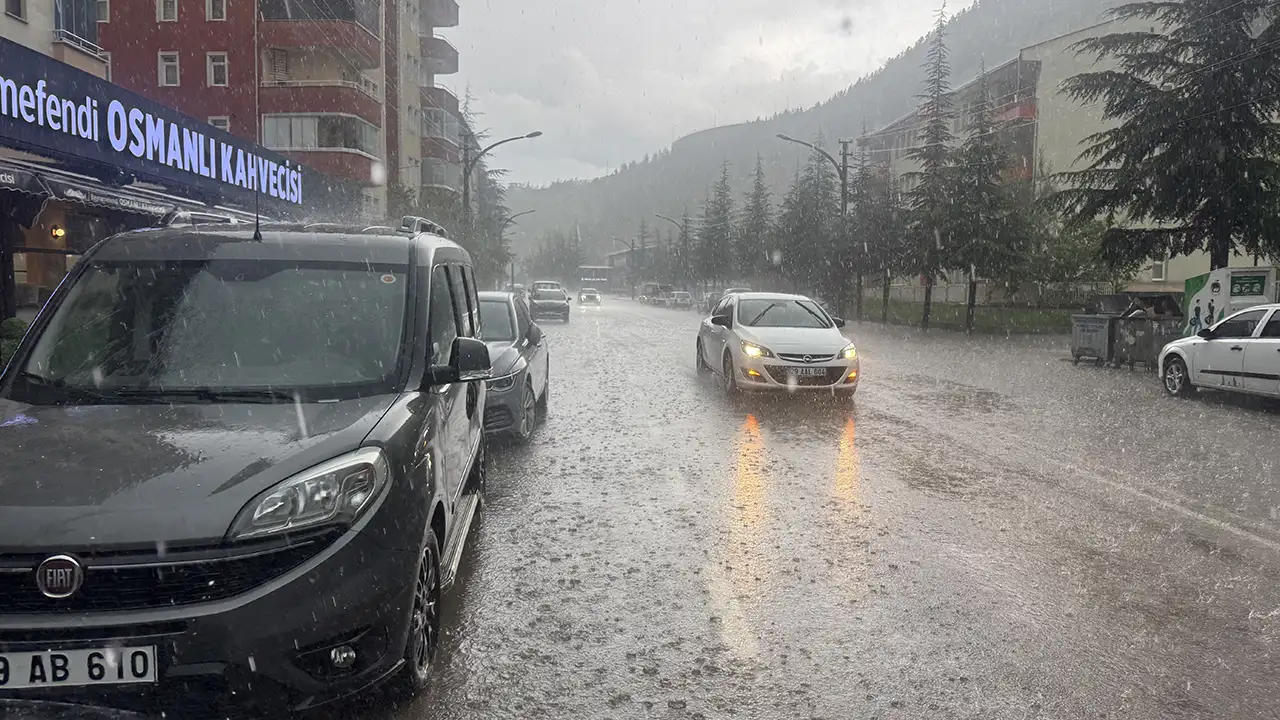 Gümüşhane'de sağanak ve dolu etkili oldu! Vatandaşlar zor anlar yaşadı