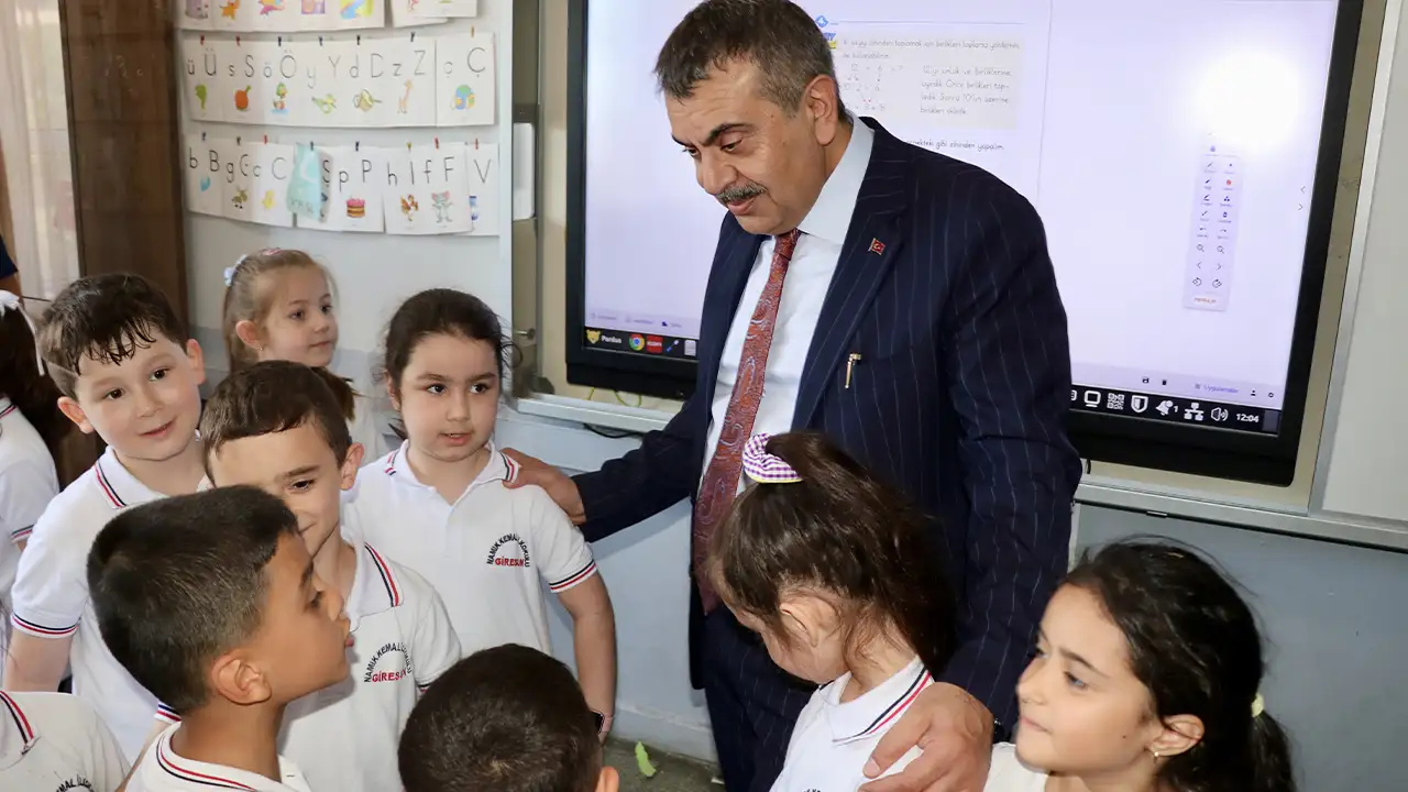 Giresun'da Bakan Tekin'den yoğun mesai! Öğrenci ve gençlerle buluştu