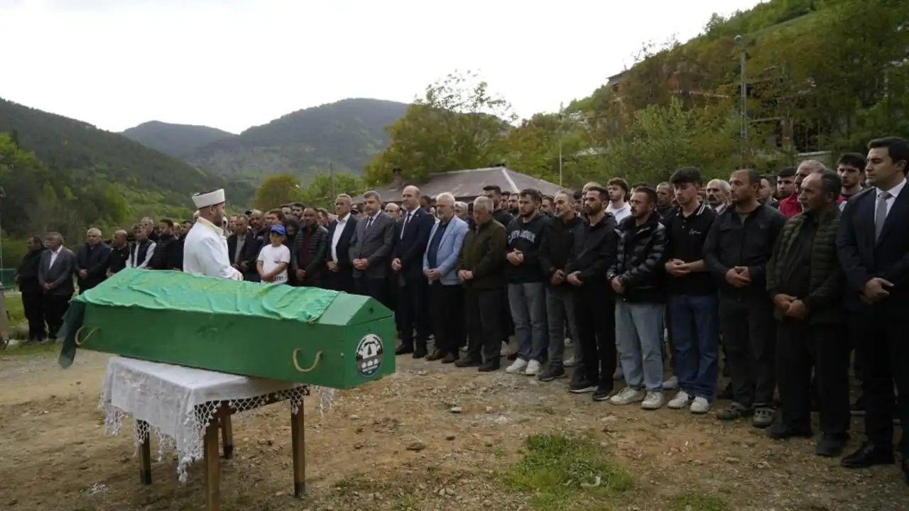 Eşi  tarafından odunla dövülerek öldürülmüştü! Son yolculuğuna uğurlandı