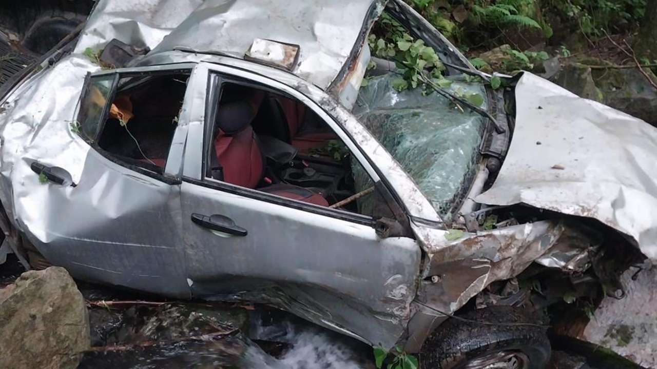 Bahçede manevra facia getirdi: Kamyonet uçuruma devrildi