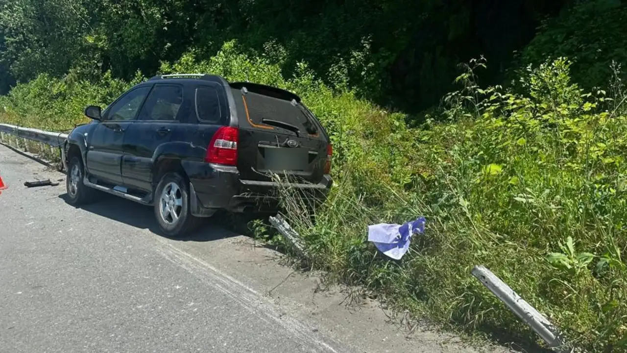 Korkutan kaza! Bariyerler otomobilin motoruna saplandı