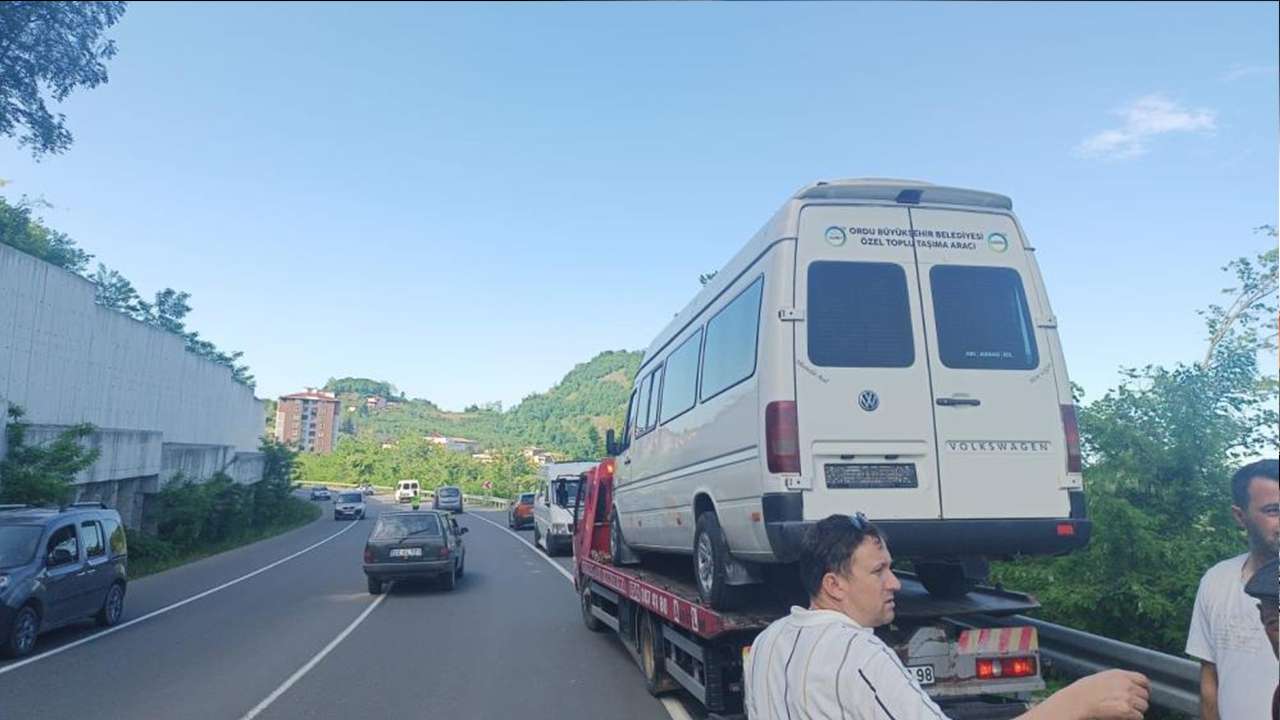 Yolcu dolu dolmuşta korku dolu anlar! Şoför kalp krizi geçirdi