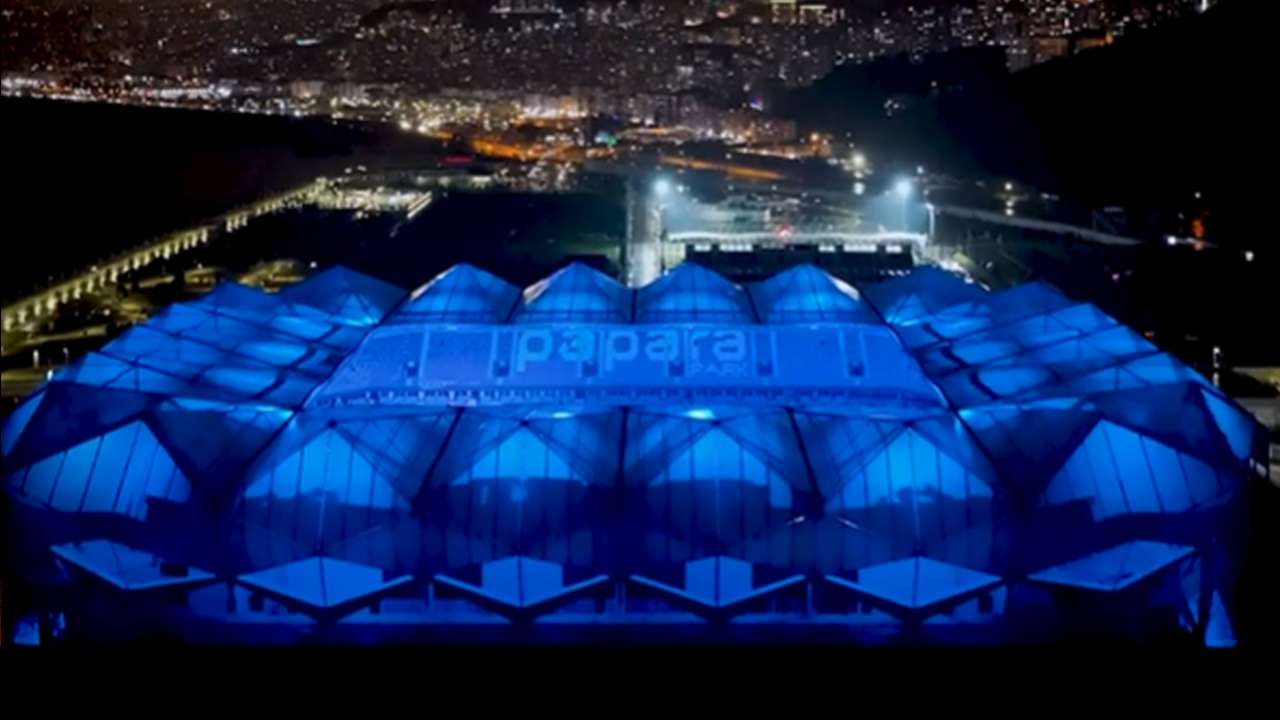 Trabzonspor transferi yine o sembolle duyurdu: Papara Park'ta mavi ışıklar yandı