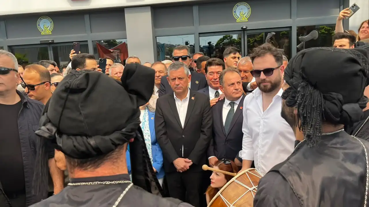 Özgür Özel Trabzon’da karşılandı! “Seçme ve seçilme hakkı saldırı altında”