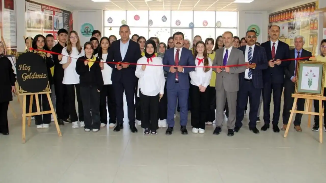 Bayburt’ta öğrencilerden anlamlı program! "İnsan" teması sahneye taşındı