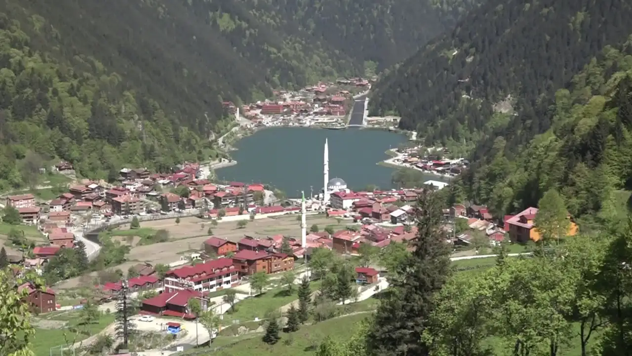 Uzungöl ziyaretçi akınına uğradı! Turist sayısında yüzde 27 artış
