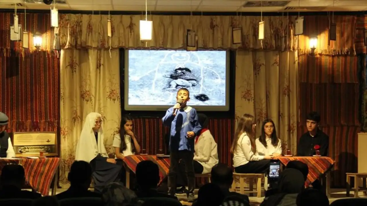 Bayburt’ta öğrencilerden “İnsan” temalı şiir programı