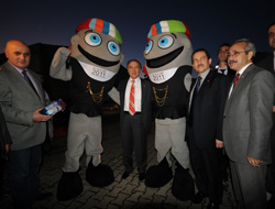 Bakan'ı 2 maskot hamsi karşıladı