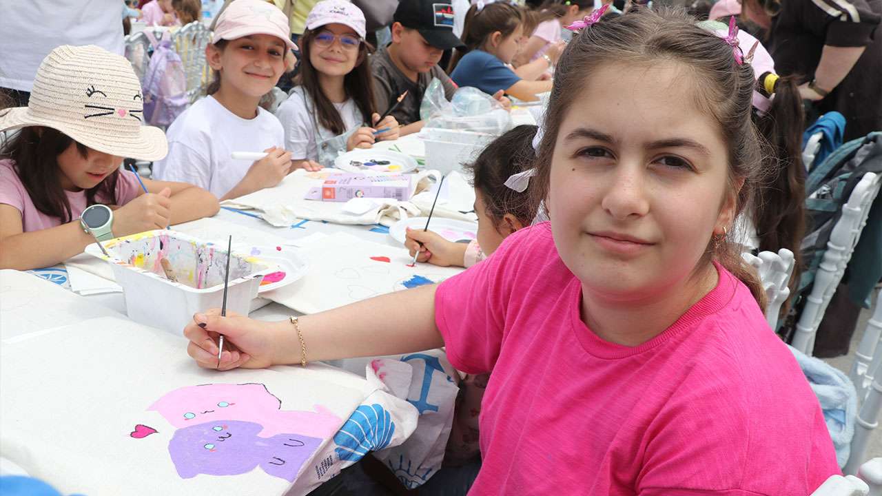 Rize’de çocuklar feretiko çantaları kendi renkleriyle buluşturdu