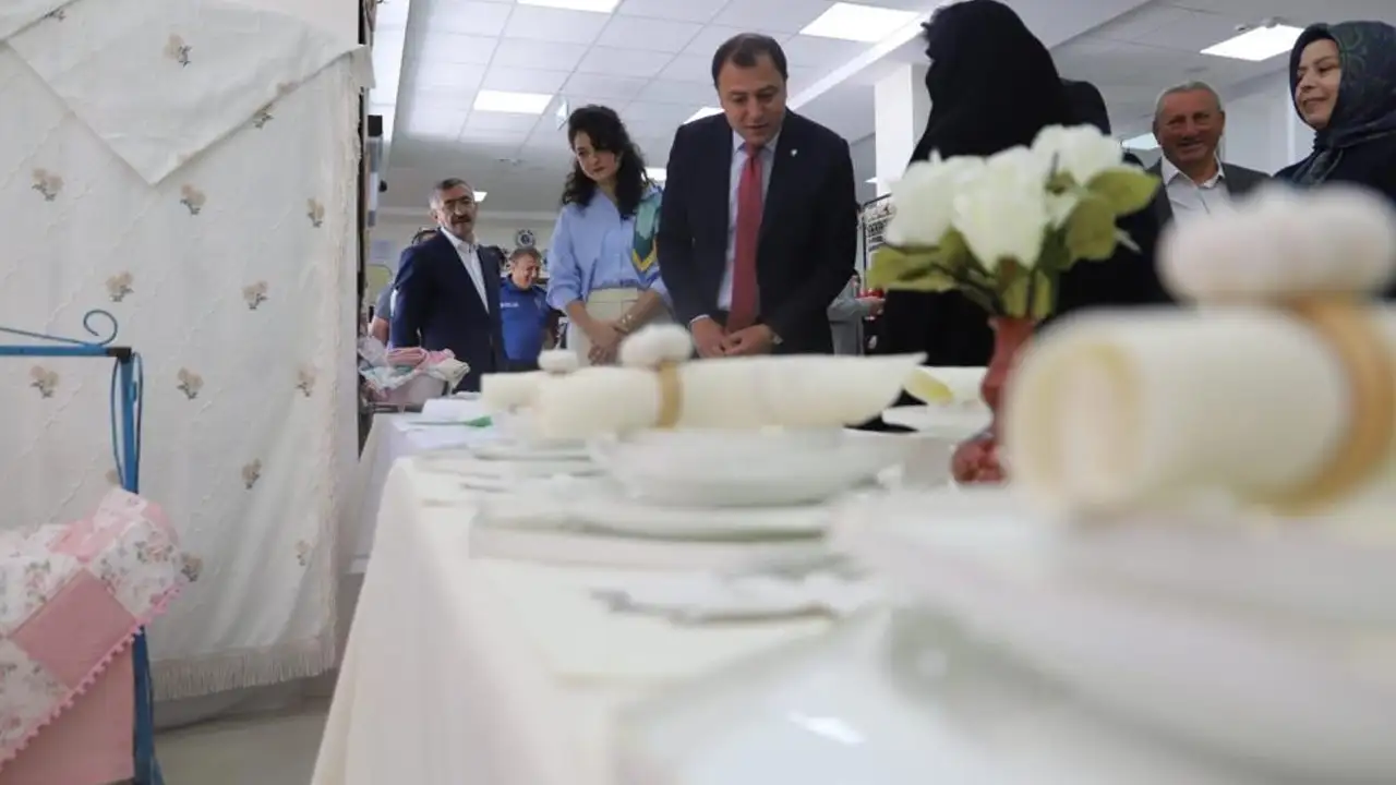 Aydıntepe'de yıl sonu sergisi ziyaretçilerin beğenisine sunuldu