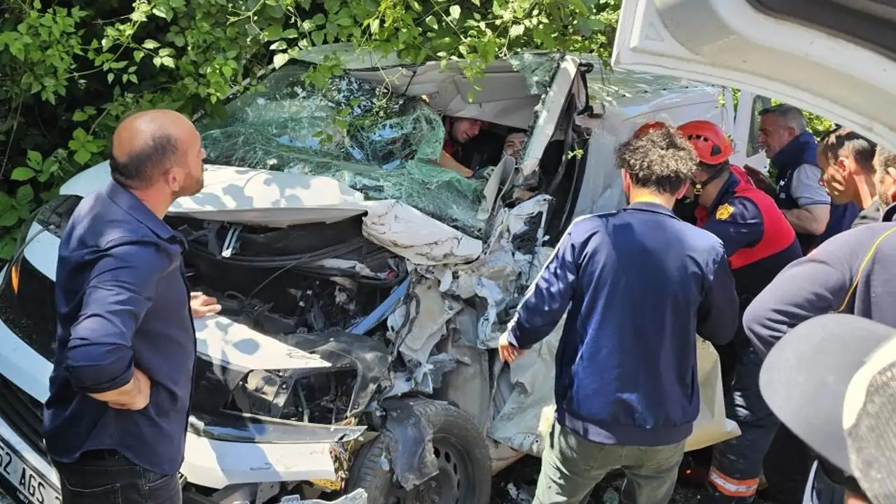 Ordu'da feci kaza: Araçta sıkışan sürücü yaralandı