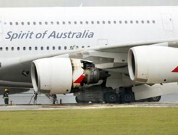 Havada uçağın motoru parçalandı