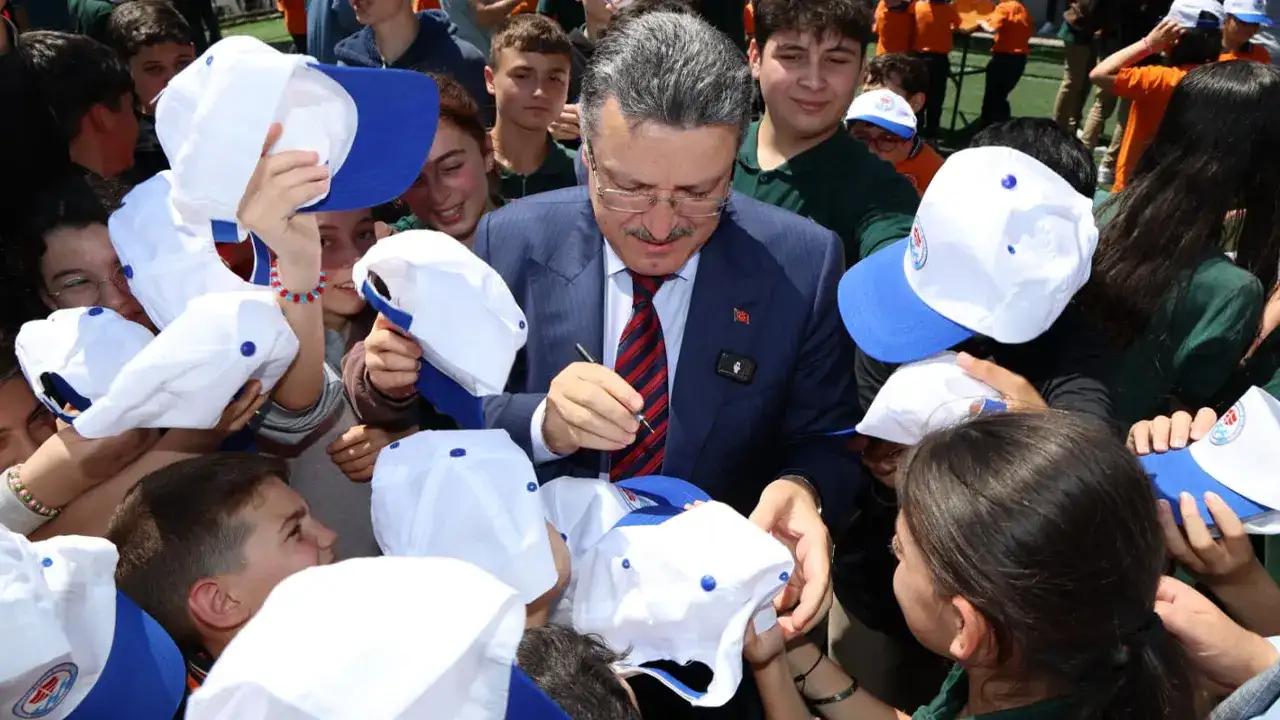 Başkan Genç çocuklarla buluştu: “Evlatlarımız için çalışmaya devam edeceğiz”