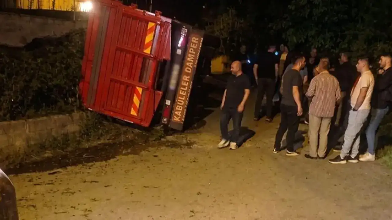 Giresun’da yaş çay yüklü kamyon devrildi