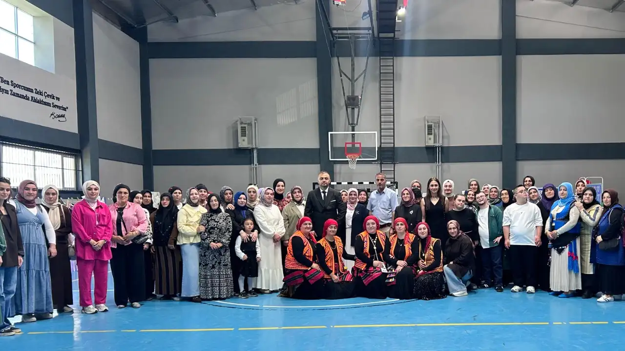 Düzköy’de yıl sonu sergisi yoğun ilgi gördü