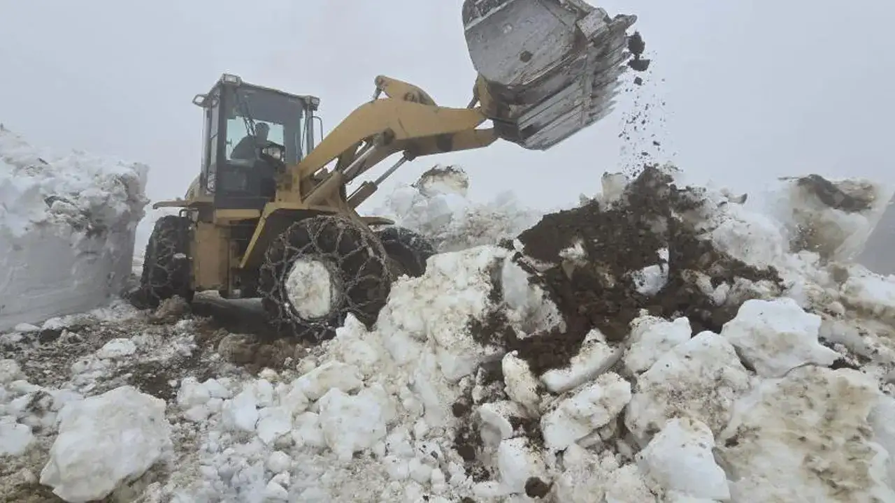 Rize yaylalarında kar mesaisi! 2400 rakımdaki yollar ulaşıma