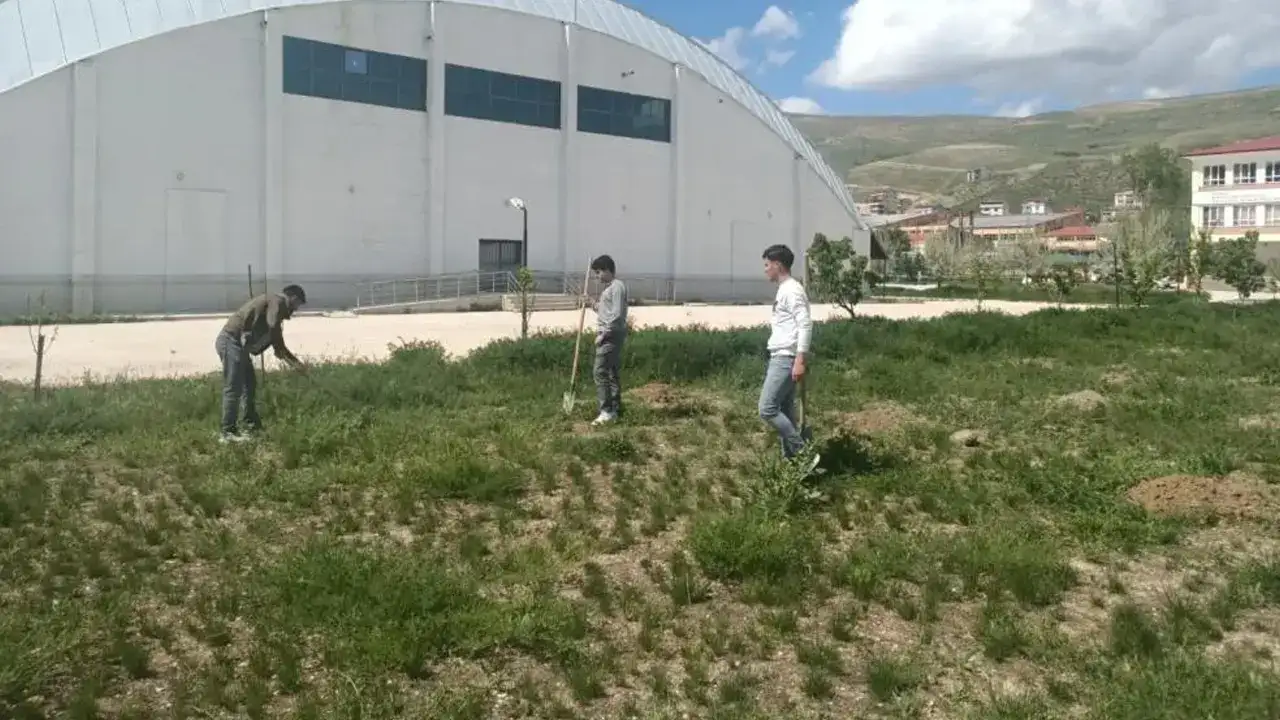 Bayburt’ta öğrencilerden çevreye katkı! Fidanlar toprakla bu