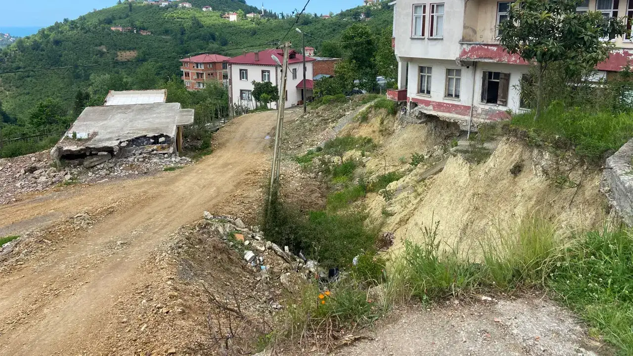Yavuz Aydın’dan Arsin’deki heyelan mağdurları için çağrı: “7 yıldır çözüm bekliyorlar”