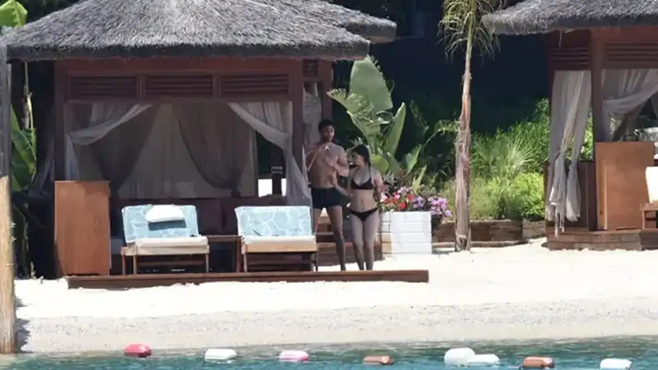 Aşklarını ilan etmişlerdi! Taşacak Bu Deniz Ali Öner ile Zeynep Atılgan Bodrum’da görüntülendi