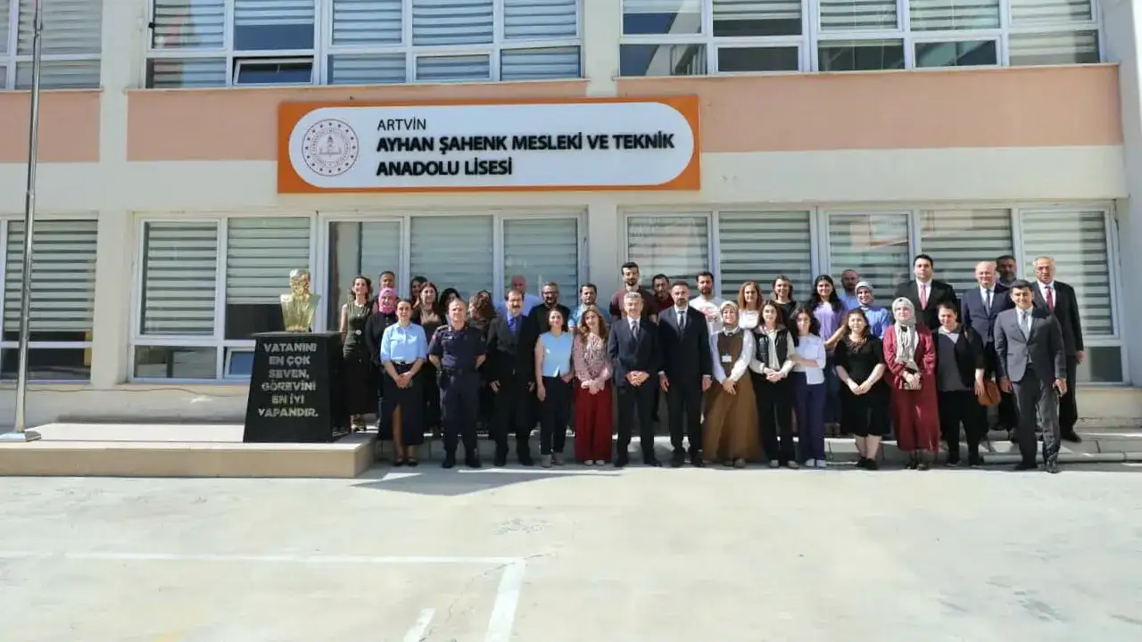 Artvin Valisi Ergün’den meslek lisesine ziyaret