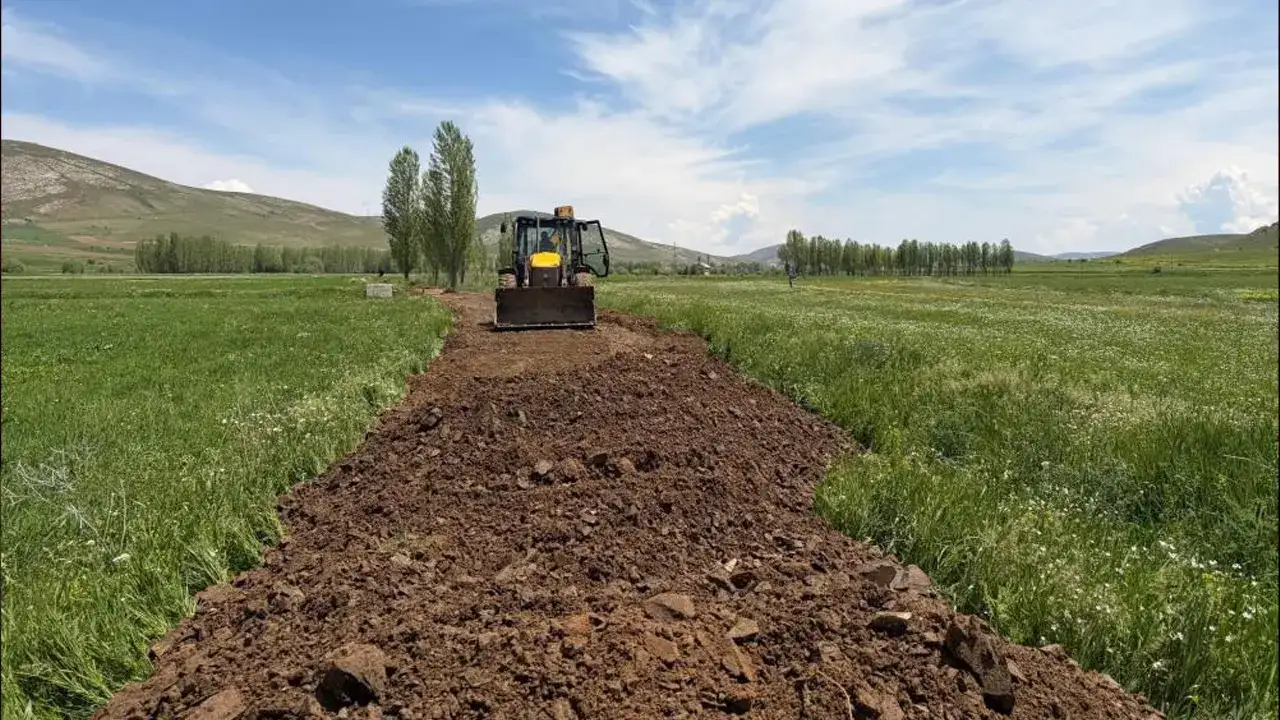 Bayburt Gökçedere’de arazi yolları yenileniyor