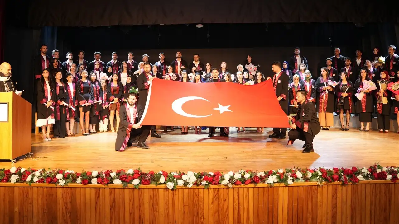 Trabzon Üniversitesi İletişim Fakültesi 92 mezununu uğurladı