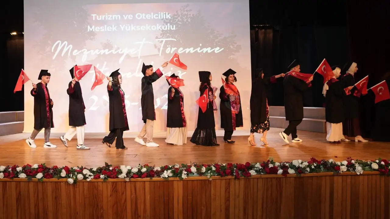 Trabzon Üniversitesi'nde mezuniyet heyecanı! Turizme 68 yeni isim kazandırıldı