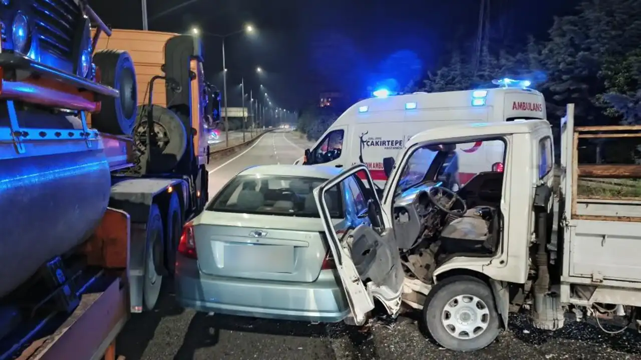 Feci kaza! Kamyonet ile otomobil çarpıştı: 1 ölü, 1 yaralı