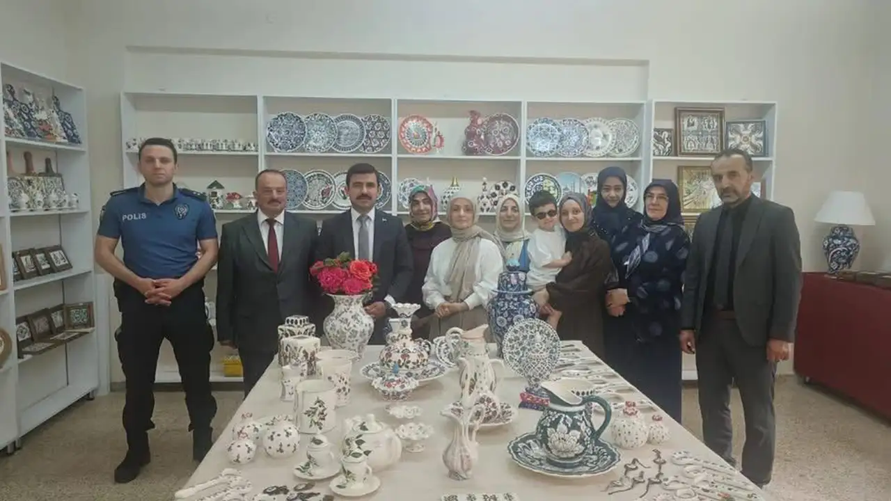 Çaykara’da yıl sonu sergisi ziyaretçilerin beğenis