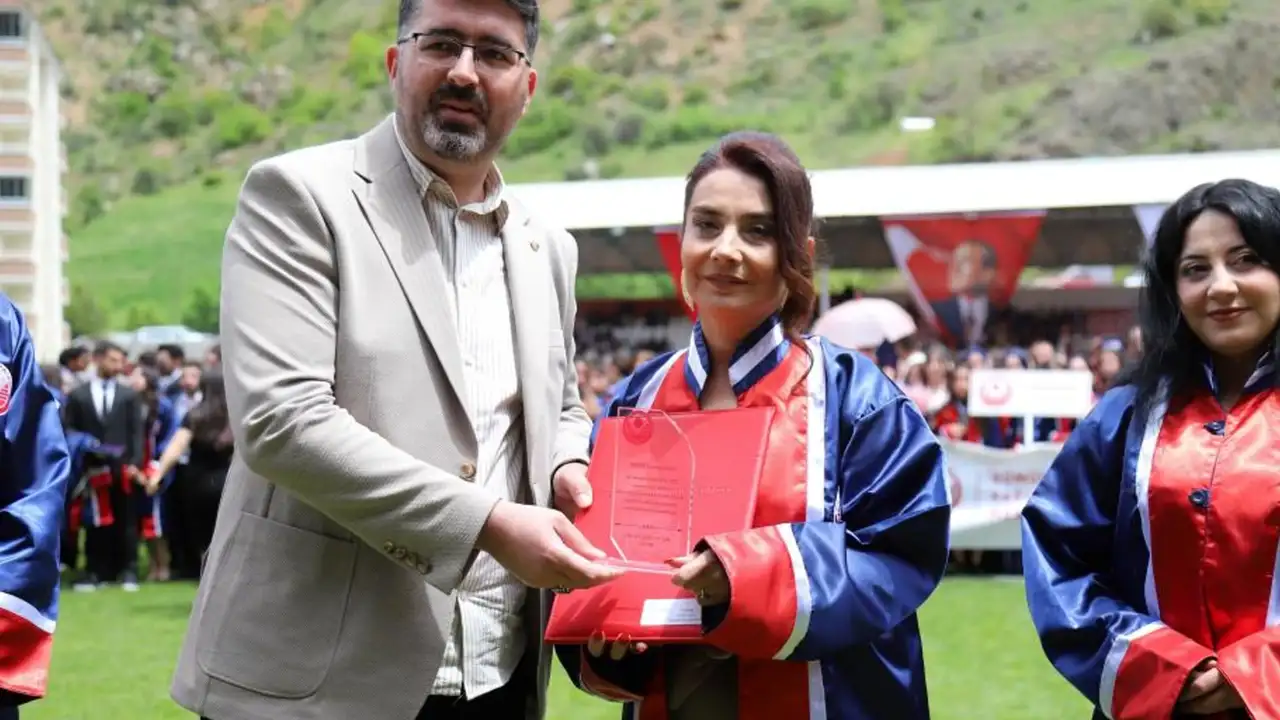 30 yıllık hayal mutlu sonla bitti! 55 yaşında fakülte birincisi oldu