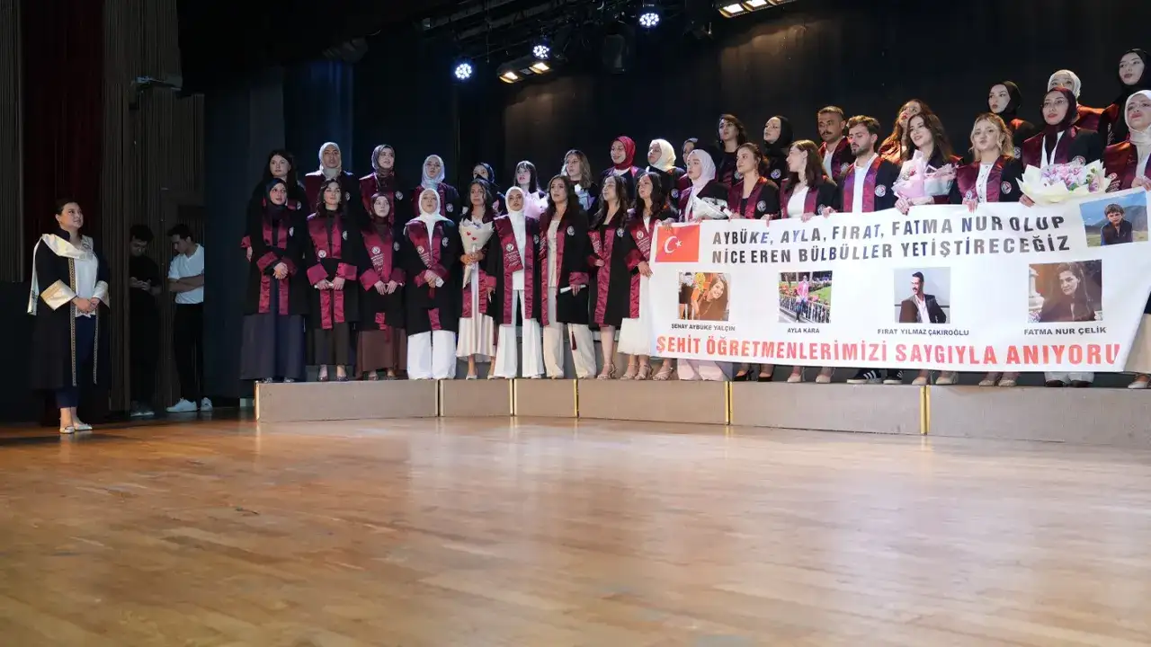 Trabzon Üniversitesi mezuniyetinde duygu dolu Aybü