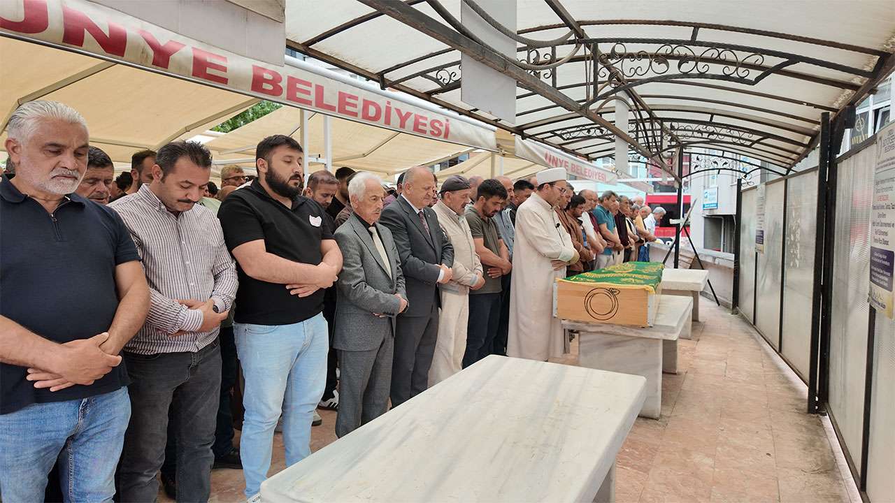 Trafik kazasında ölen sürücünün cenazesi defnedildi
