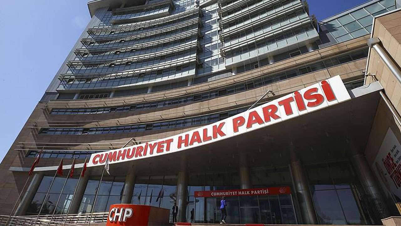 CHP’de peş peşe istifalar PM'de 58 üyeden 28'i istifa etti