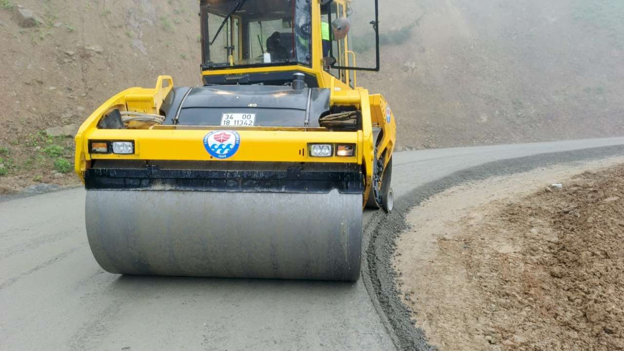 Trabzon Büyükşehir’den yüksek kesimlerde yol seferberliği