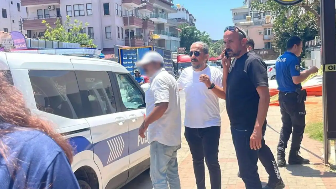 Bunalıma girip çatıya çıkan şahsı polis ekipleri i