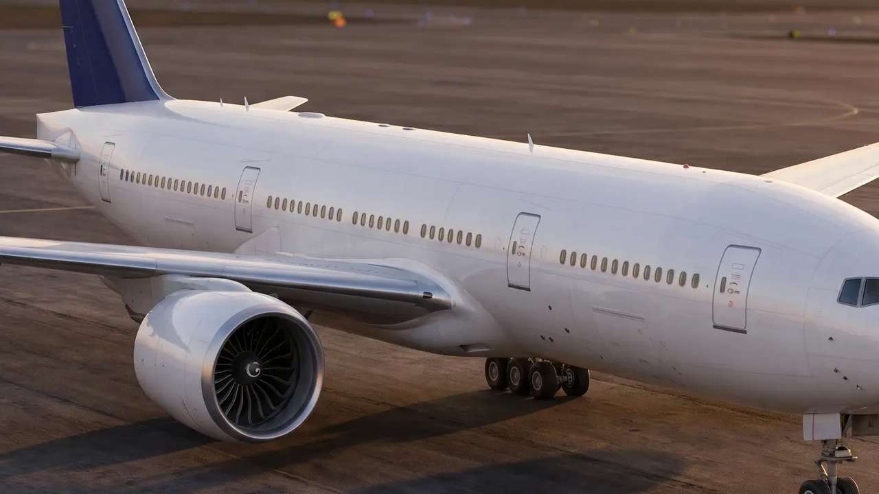 İstanbul uçağı Antalya’da direğe çarptı! Resmi açıklama geldi