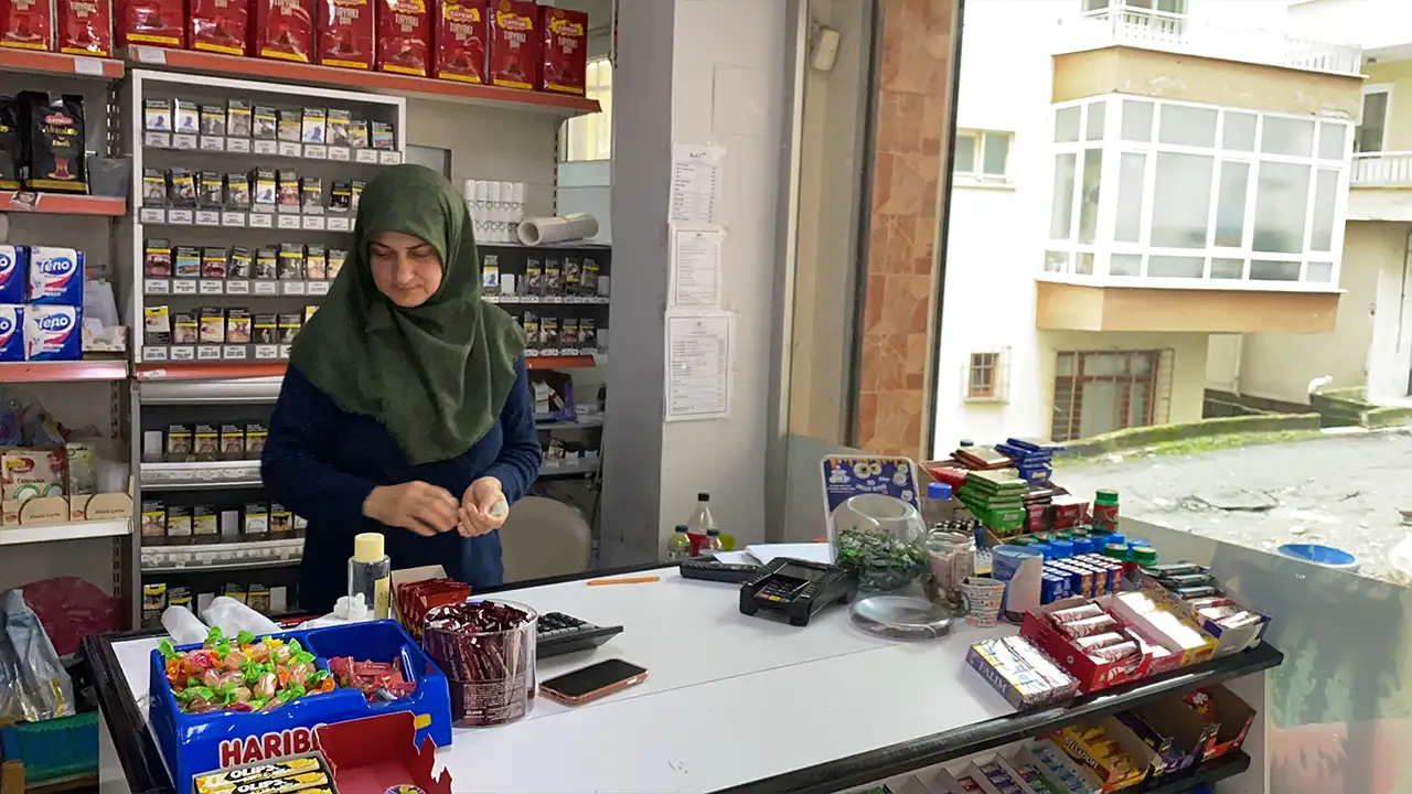 Rize’de marketçi kadın ile martının dostluğu gülümsetti