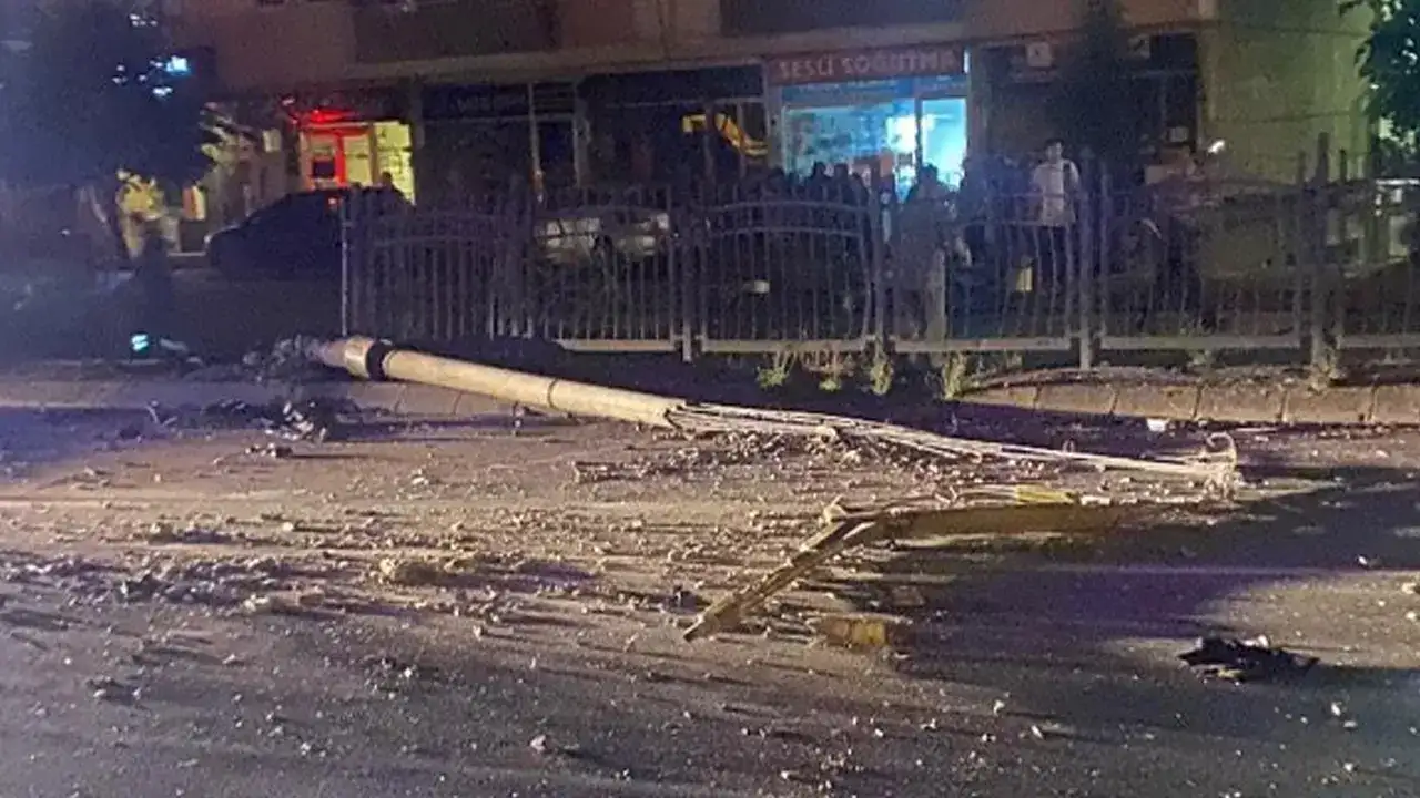 Trabzon’da ilginç kaza: Akçaabat’ta kaçan sürücü geride hasarlı araçlar bıraktı