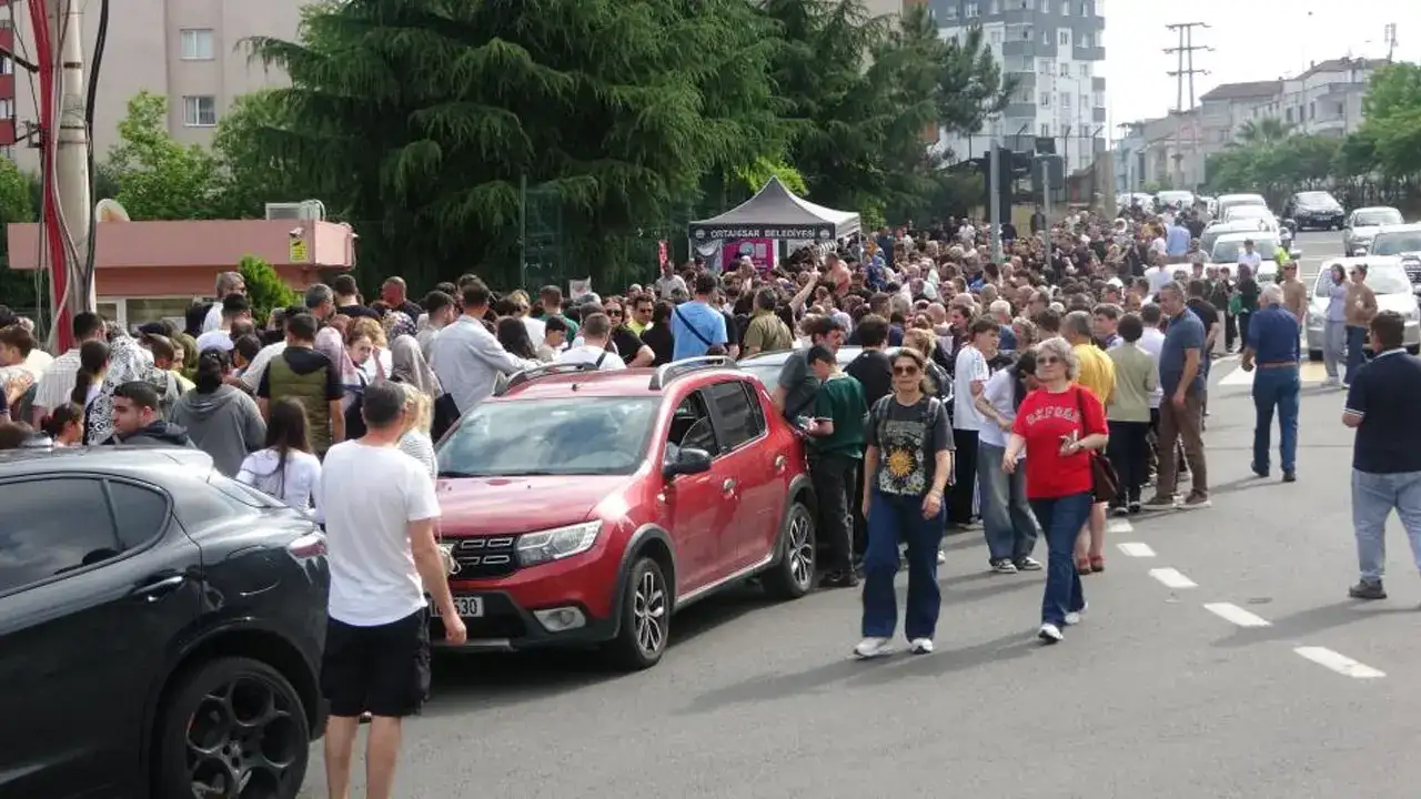 Trabzon’da LGS heyecanı! Öğrenciler sınavda, veliler okul bahçelerinde