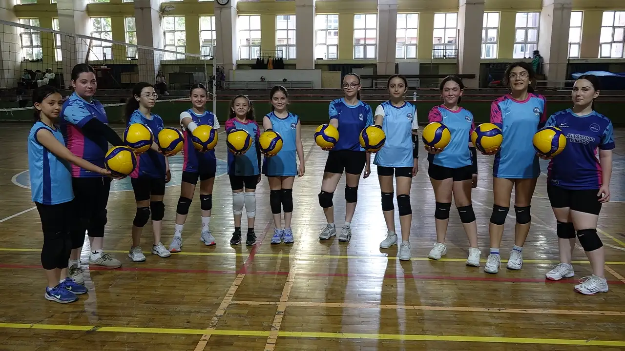 Trabzonlu minik voleybolculardan A Milli Takım’a anlamlı destek