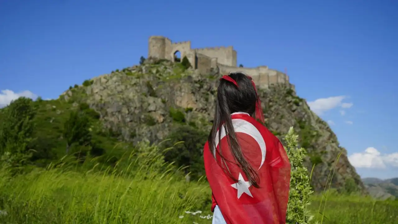Gümüşhane’de Kov Kalesi’nden A Milli Takım’a destek