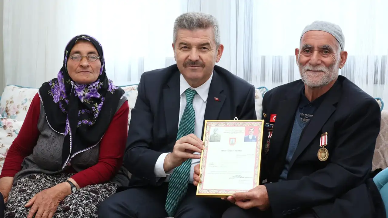 Artvin Valisi Ergün’den şehit aileleri ve gaziye ziyaret