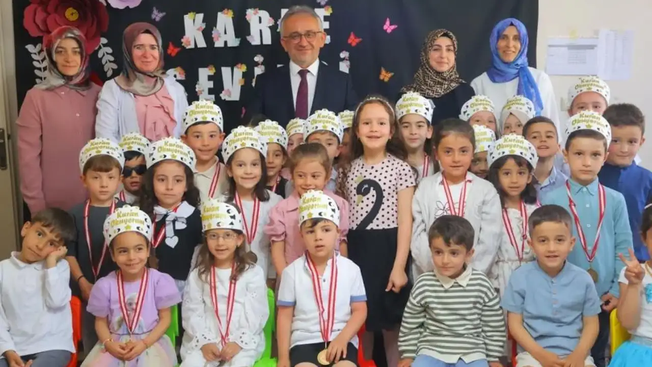 Bayburt'ta minik öğrencilerin karne heyecanı
